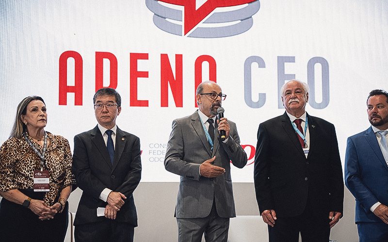 Dr. Wilson Chediek discursa durante abertura da Arena CFO no CIOSP
