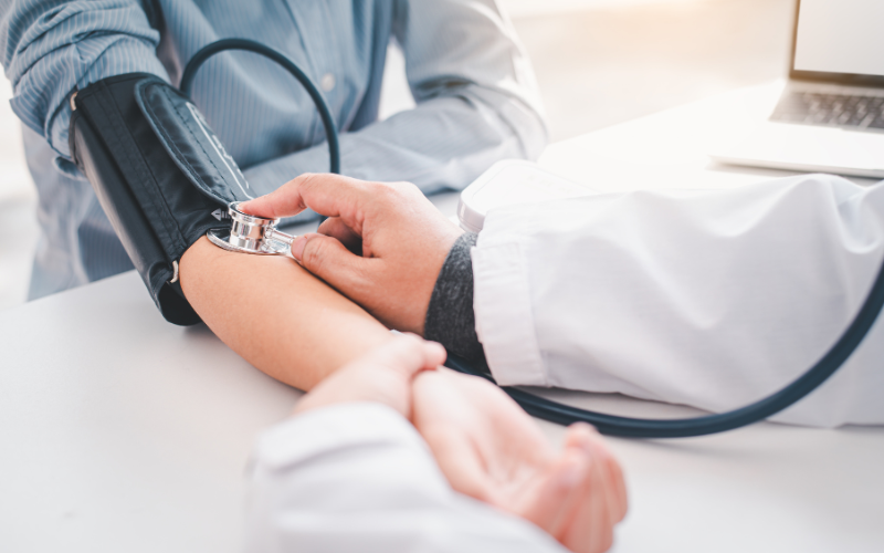 Do ponto de vista odontológico, o risco não está apenas no procedimento, mas também nos efeitos colaterais dos medicamentos utilizados para o controle da hipertensão