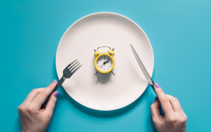 Uma dieta que imita o jejum é uma dieta de baixa caloria cuidadosamente projetada que fornece nutrientes essenciais enquanto induz um estado semelhante ao jejum no corpo 