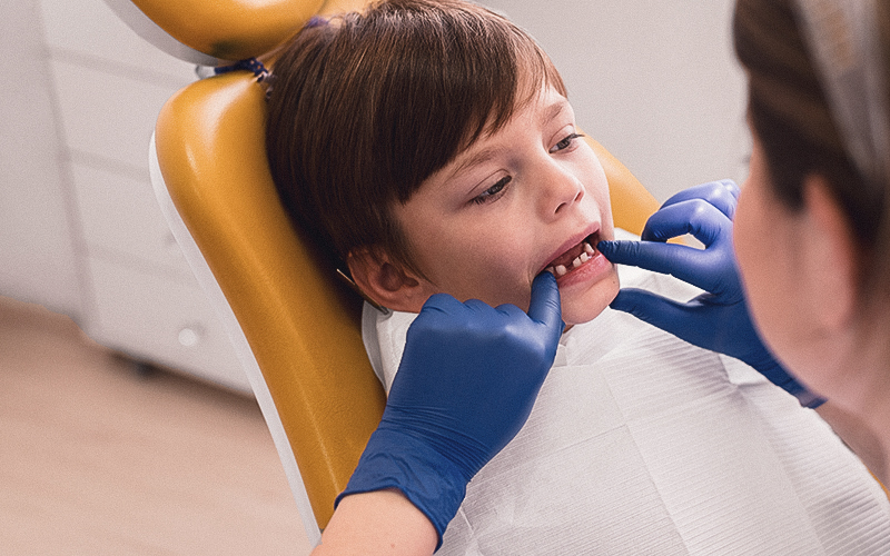O cuidado preventivo não se resume à antecipação do tratamento. Exige vigilância clínica qualificada, compreensão profunda do crescimento facial, domínio técnico, clareza na comunicação e, sobretudo, respeito ao tempo biológico da criança