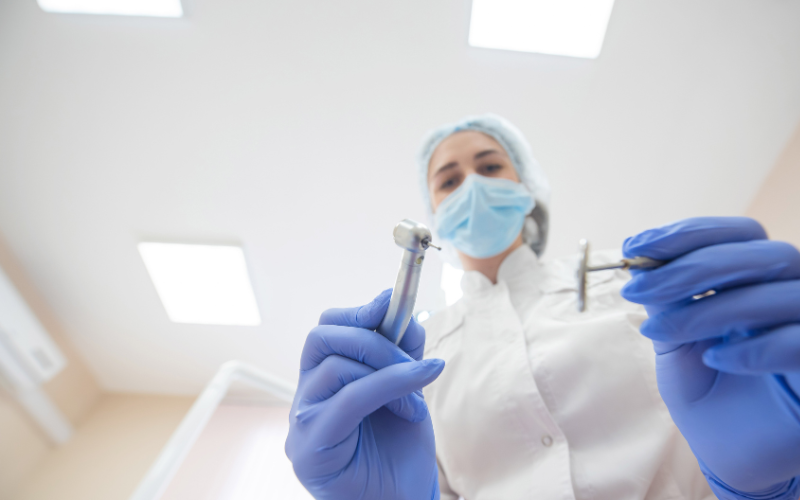 A esterilização correta de materiais, o uso adequado de EPIs e a vacinação contra hepatite B, além da testagem periódica para hepatites B e C são práticas essenciais.