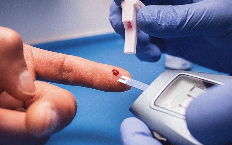 Um simples teste capilar pode evitar emergências. Muitos pacientes não têm ideia de que estão com glicemia acima do ideal e, nesses casos, o Cirurgião-Dentista pode ser o primeiro profissional a identificar o risco