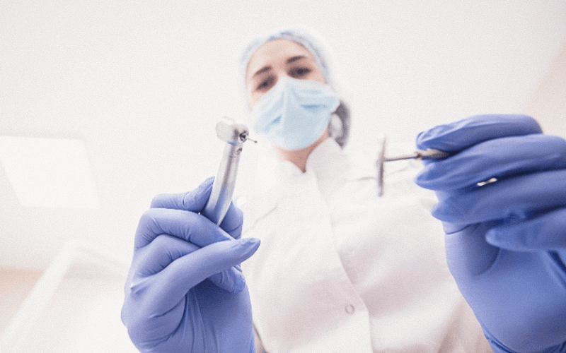 A esterilização correta de materiais, o uso adequado de EPIs e a vacinação contra hepatite B, além da testagem periódica para hepatites B e C são práticas essenciais.