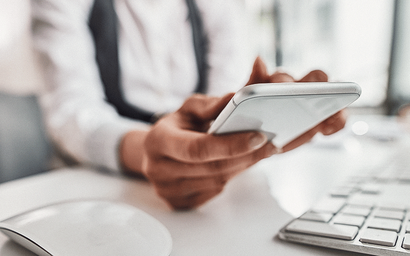 A orientação oficial é que o Cirurgião-Dentista sempre emita o recibo no momento do pagamento ou, em situações excepcionais, regularize a informação imediatamente após tomar conhecimento da transação