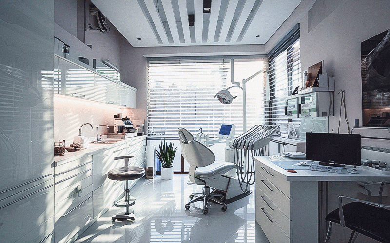 A resolução se aplica a todos os serviços odontológicos, incluindo públicos, privados, civis, militares, com ou sem fins lucrativos, e inclui também ambientes de ensino, pesquisa e laboratórios de órteses e próteses